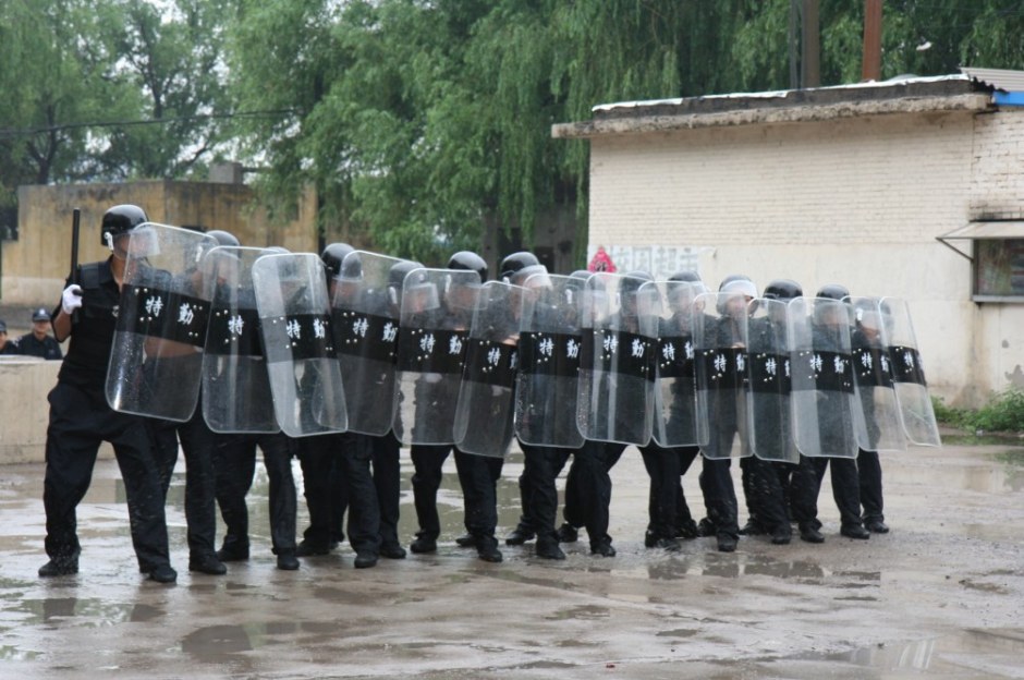 保安人員在服務(wù)區(qū)域內(nèi)如何處理可能遇到的情況