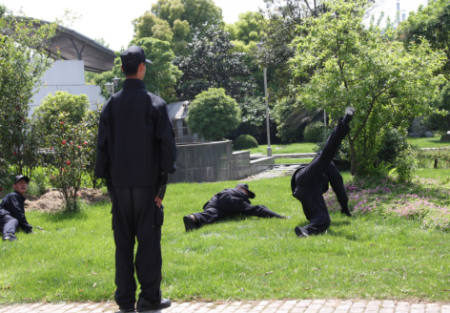 保安服務(wù)團(tuán)隊(duì)如何對(duì)小區(qū)的管理服務(wù)進(jìn)行調(diào)整或提高？